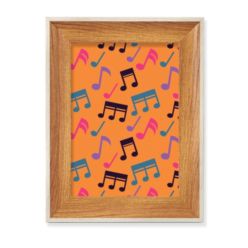 Notas de música naranja en marco de fotos de madera para decorar su despacho u oficina