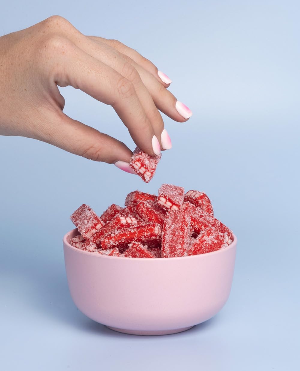 Vidal Golosinas. Ladrillos de regaliz rellenos Pica Fresa. Regaliz con forma de ladrillo sabor fresa y relleno de nata. Bolsa de 250 unidades