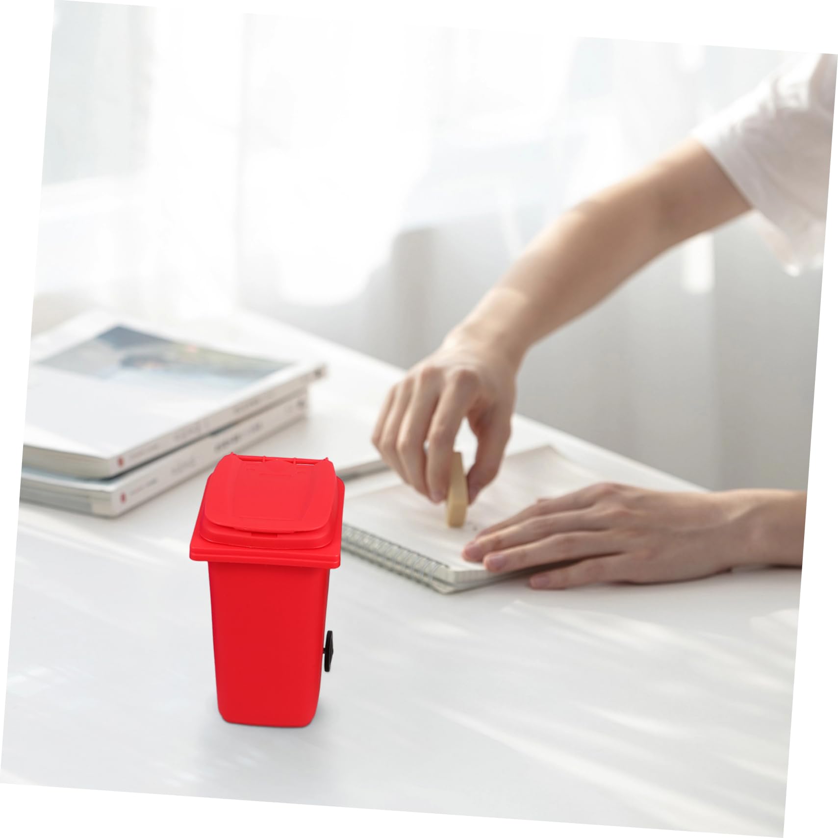 Operitacx 12stücke Mini Mülleimer Für Schreibtisch Schwarz Blau Grün Rot Kawaii Abfalleimer Mit Deckel Und Stylischer Stiftehalter Und Aufbewahrung Für Bürobedarf
