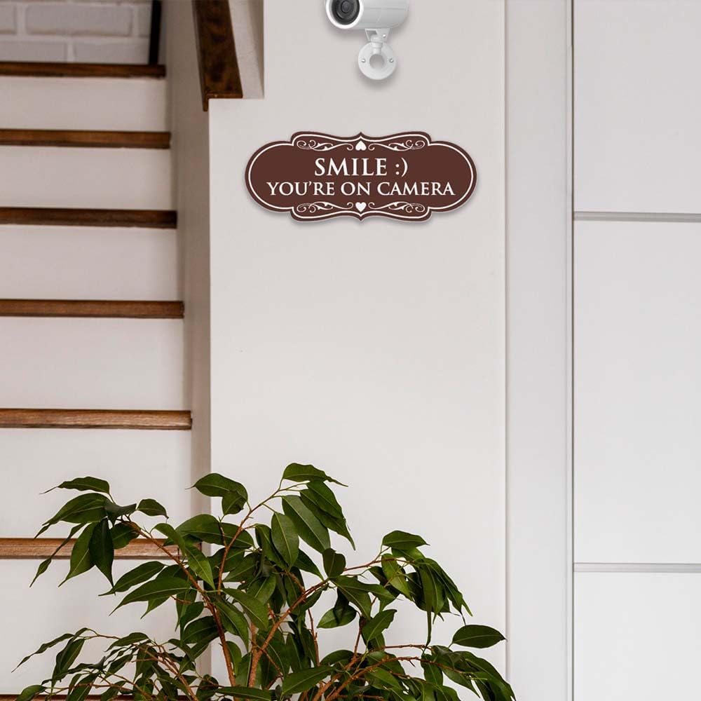 Signs ByLITA Designer Smile You're on Camera Panneau mural ou de porte durable Doré brossé Installation facile Taille L