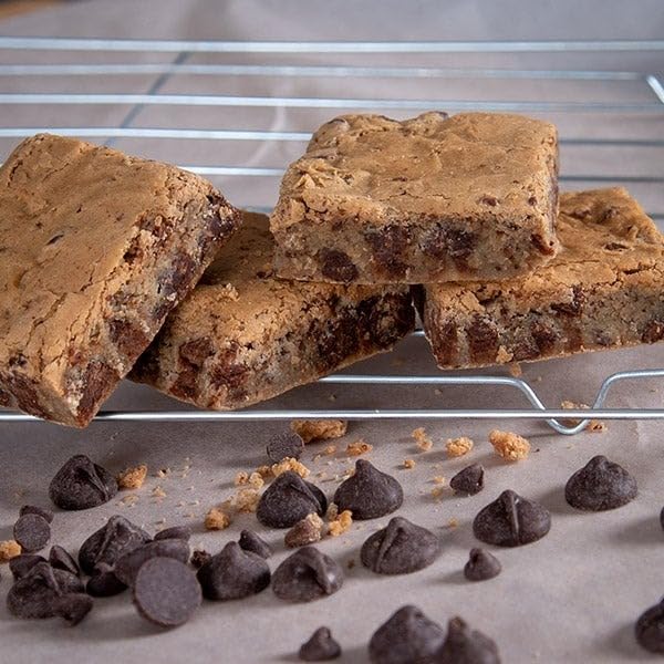 Miniatura 5 de Caja de regalo prémium navideña de Vanilla and Blondie Baked Goods GourmetGiftBaskets.com