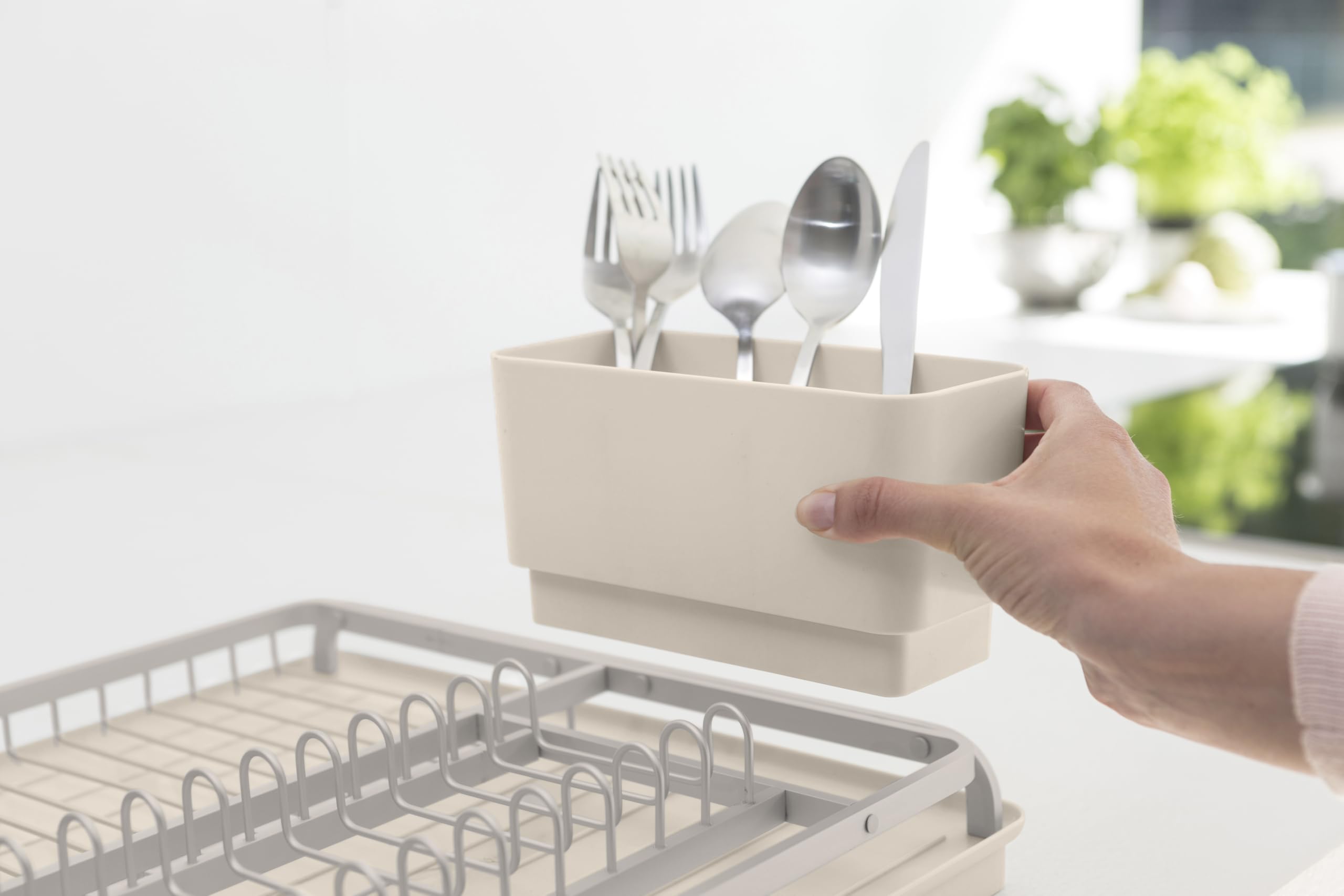 Brabantia SinkSide Geschirrabtropfgestell (Soft Beige), schlankes Abtropfgestell mit abnehmbarem Besteckkorb, vielseitige Geschirrablage für Geschirr und Küchenzubehör
