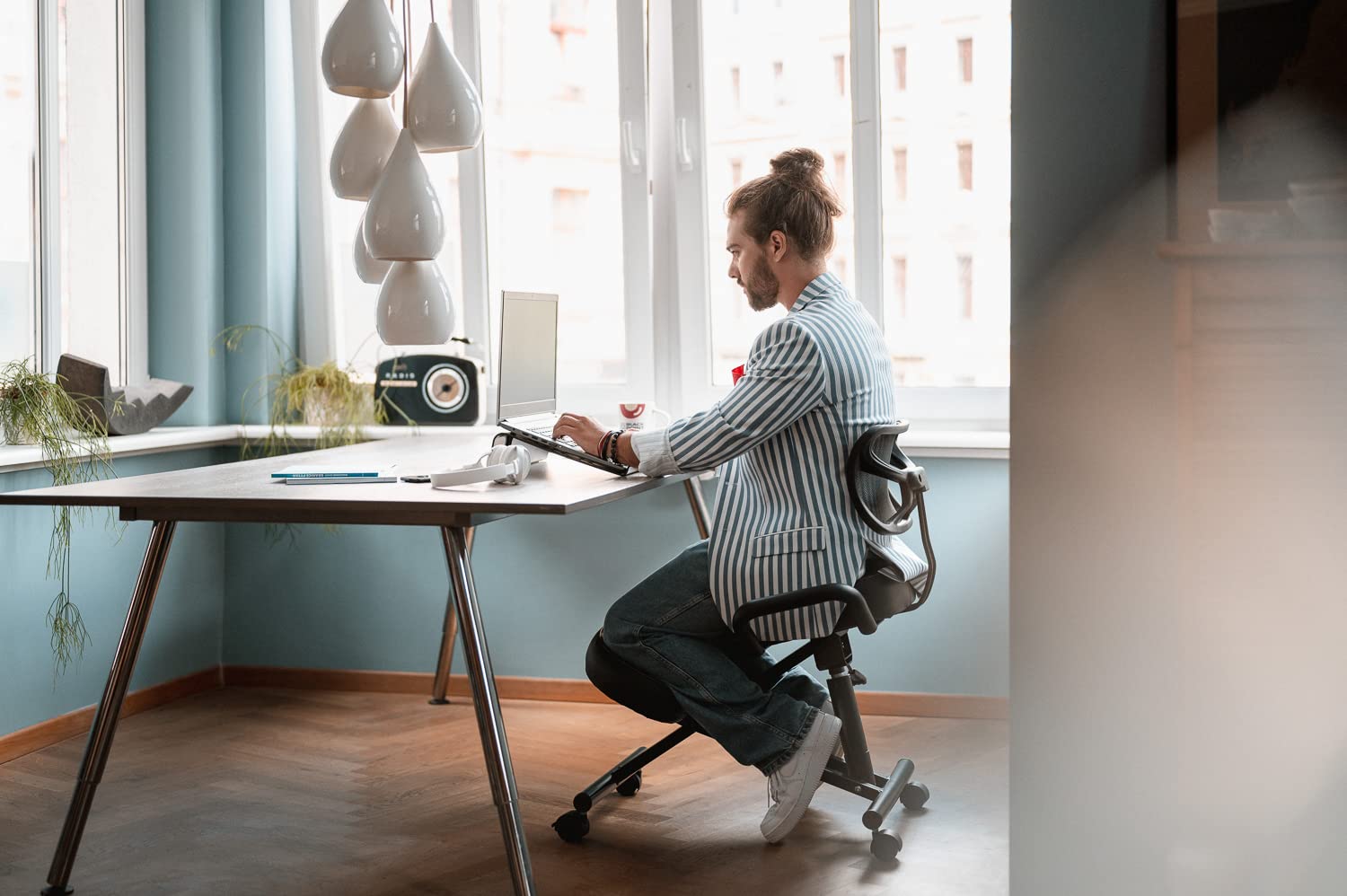 BLACK POINT O'KNEEL - Chaise à Genoux Ergonomique en Éco-Cuir avec Dossier | Siège Assis-Genoux Réglable pour Bureau & Maison | Posture Droite & Confortable | Housse en Lin Noir Incluse