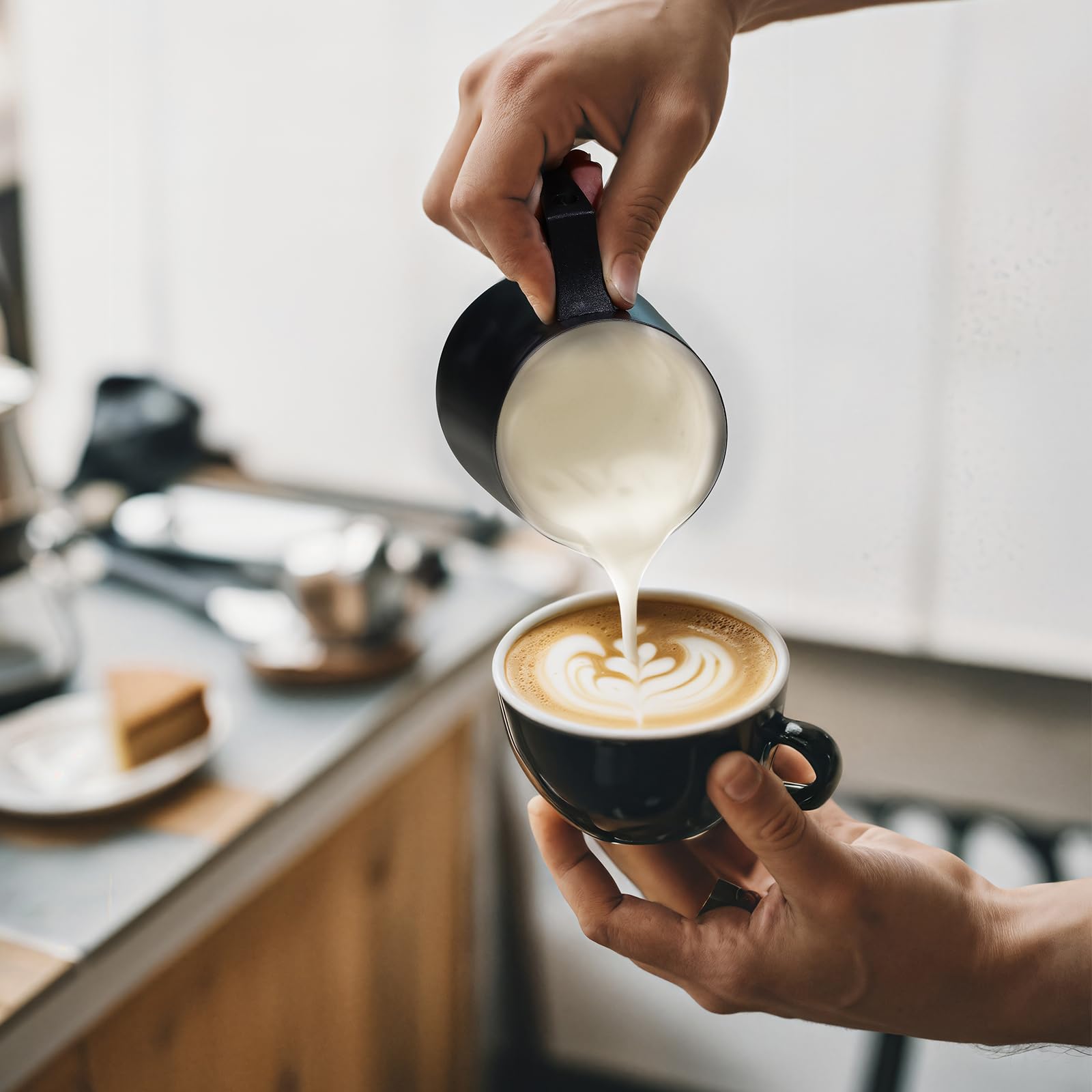 Jarra de espuma de leche, jarra de espuma de acero inoxidable de 600 ml con marcas de medición duales, taza espumadora para espresso, capuchino, arte latte