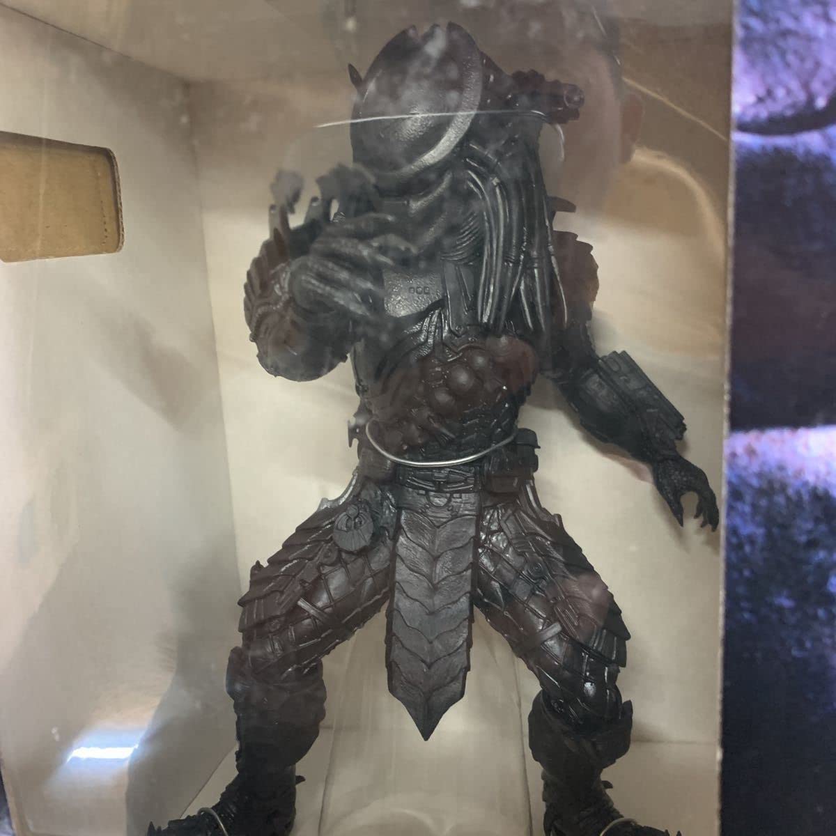 AVP   エイリアン vs プレデター　ブラック彩色　リアルフィギュア Amazon.co.jp: AVP エイリアンvsプレデター エイリアンリアル