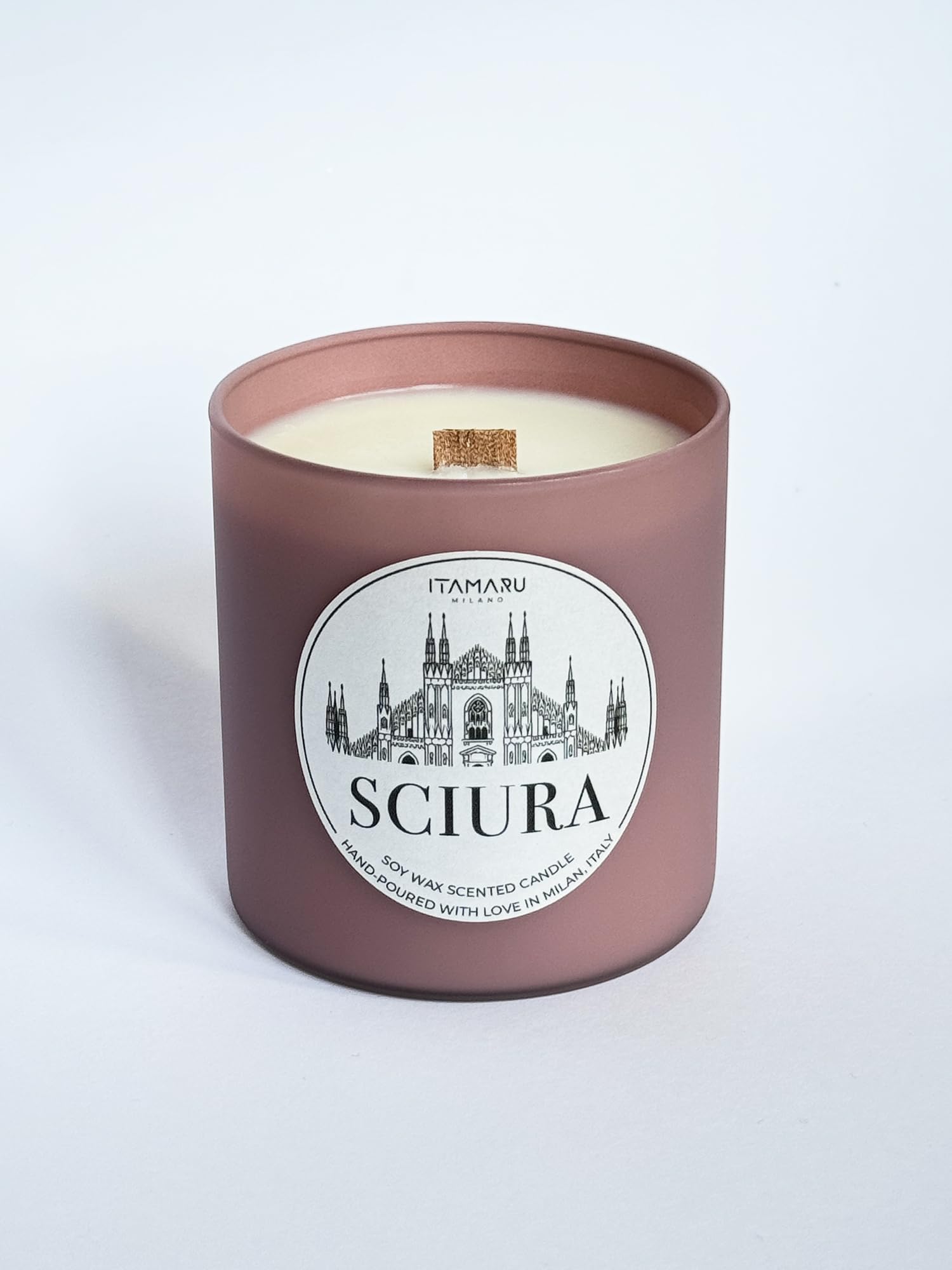 ITAMARU – Candela Profumata Artigianale Sciura, in Cera di Soia 100%, con Stoppino in Legno, Vetro Rosa, 270g – Handmade in Italia | Regalo Donna | Regalo Mamma