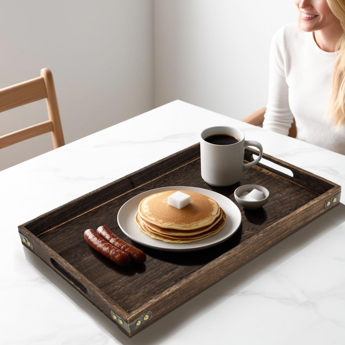 Bandeja de servir de madera rústica de 18.1 pulgadas con asas, bandeja de desayuno, bandeja de madera decorativa para comer, trabajar, almacenar, utilizada en dormitorio, cocina, sala de estar, baño y