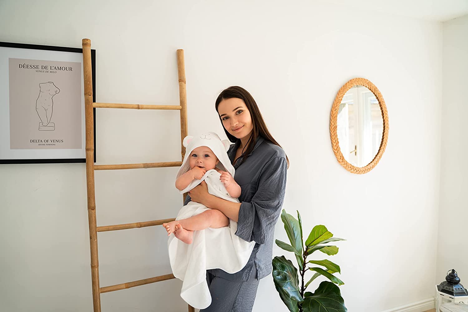 JM Cape de Bain Bébé Ultra Doux 100% Bambou Biologique 90 x 90 Cm - Cadeau Naissance Fille Parfait, Hypoallergénique, Sortie de Bain Bébé avec Coffret Cadeau et Gant de Toilette, Épais et Absorbant