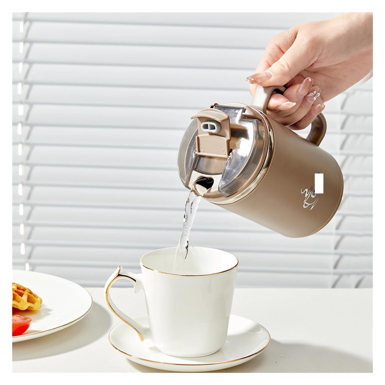 Trinkbecher aus Edelstahl 304, doppellagiger isolierter Kaffeebecher mit Klapplöffel und Sieb, wiederverwendbarer Becher für Reise, Kaffee und Tee(500ml,Beige)