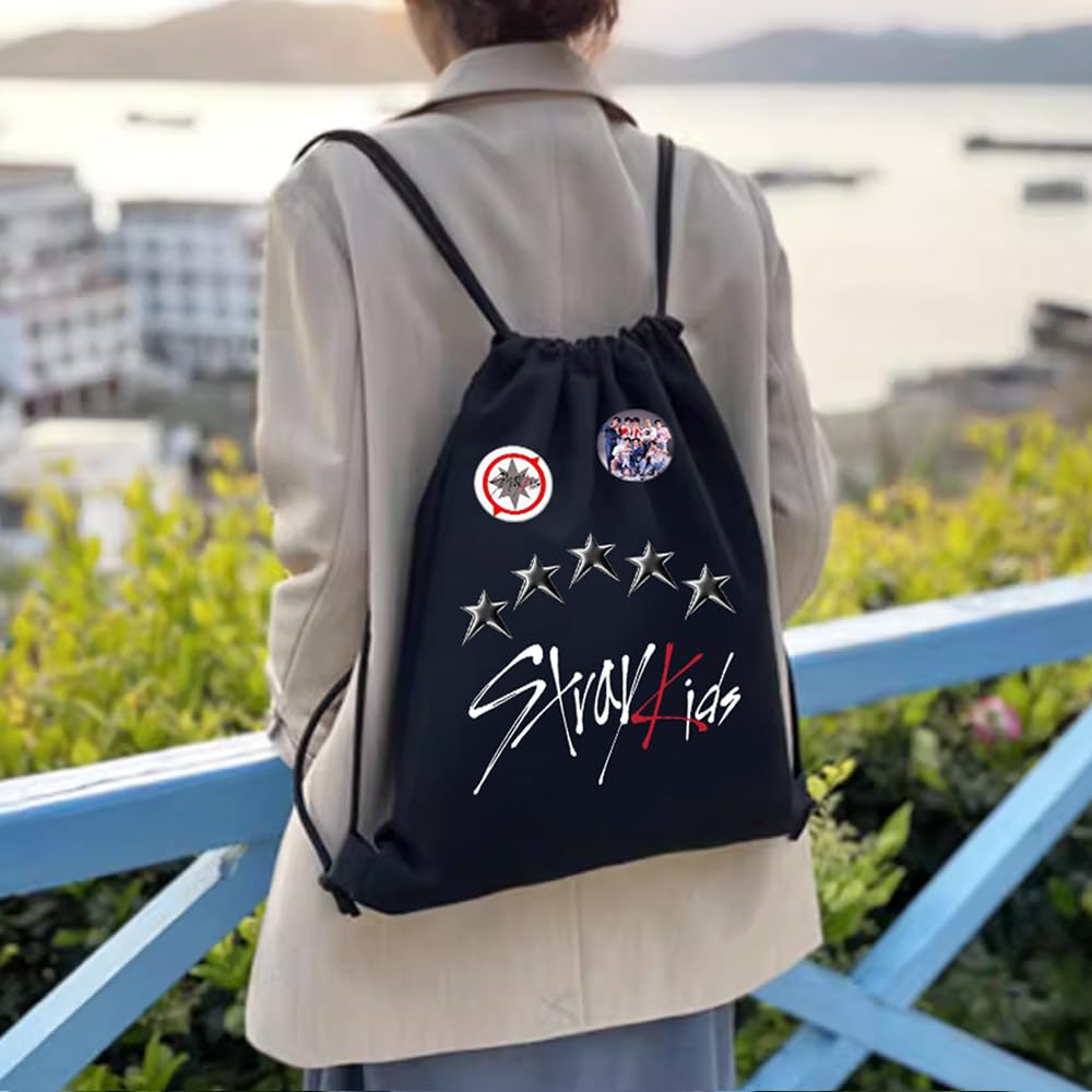 SOSAYI Stray Coffret cadeau pour STAY, Stray Merch avec 1 sac de gym SKZ, 1 Porte Clef, 1 anneau pour téléphone portable, 1 cordon, 1 bracelet, 1 collier, 4 broches, 50 autocollants, 55 photocard