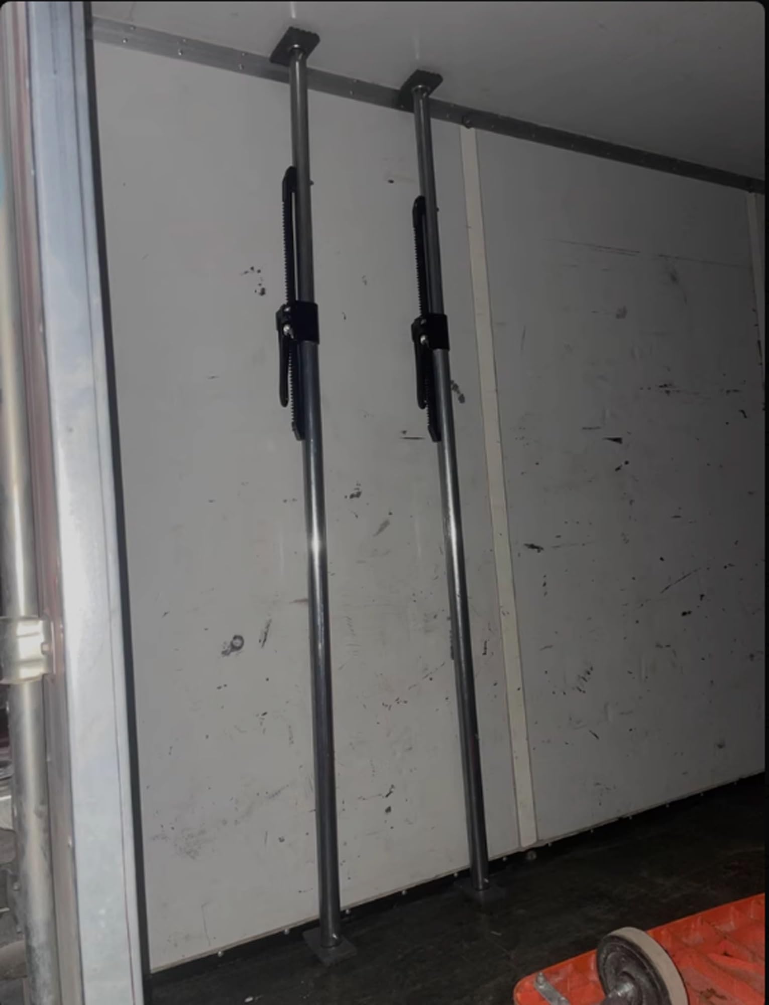 Verstellbare Ladungssicherung für Kastenwagen und Anhänger – Aluminium-Ladungssicherung mit Federmechanismus, rutschfesten Pads, Tragkraft 300 kg, 2 m Langer, ratschenartiger Ladungsstabilis