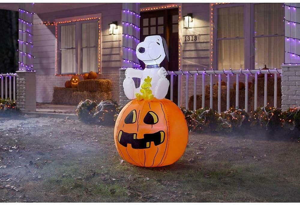Gemmy Industries Halloween Peanuts Snoopy with Woodstock Sitting On Pumpkin Inflatable Airblown Light Up Yard Display