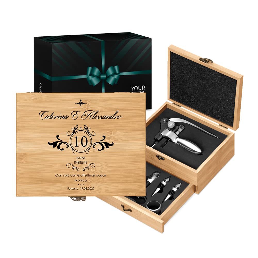 Maverton Accessori da Vino La Dedica - Kit Cavatappi da Vino Personalizzato - Scatola in Legno di bambù + 8 Pezzi di Accessori Vino - Idee Regalo per Anniversario - Insieme