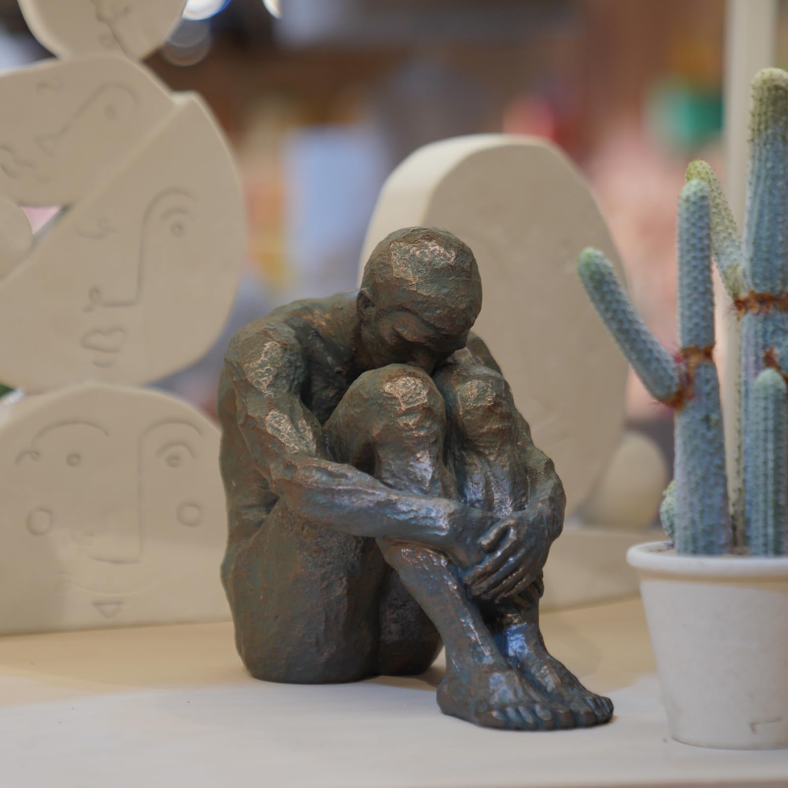 Guichifun Sitzender Mann, Skulptur, Heimdekoration, dekorative Objekte | Bronze-Harz, Haltearme, Beine, einsame Haltung, Outdoor-Geschenk für Männer, 23 x 13 x 19 cm