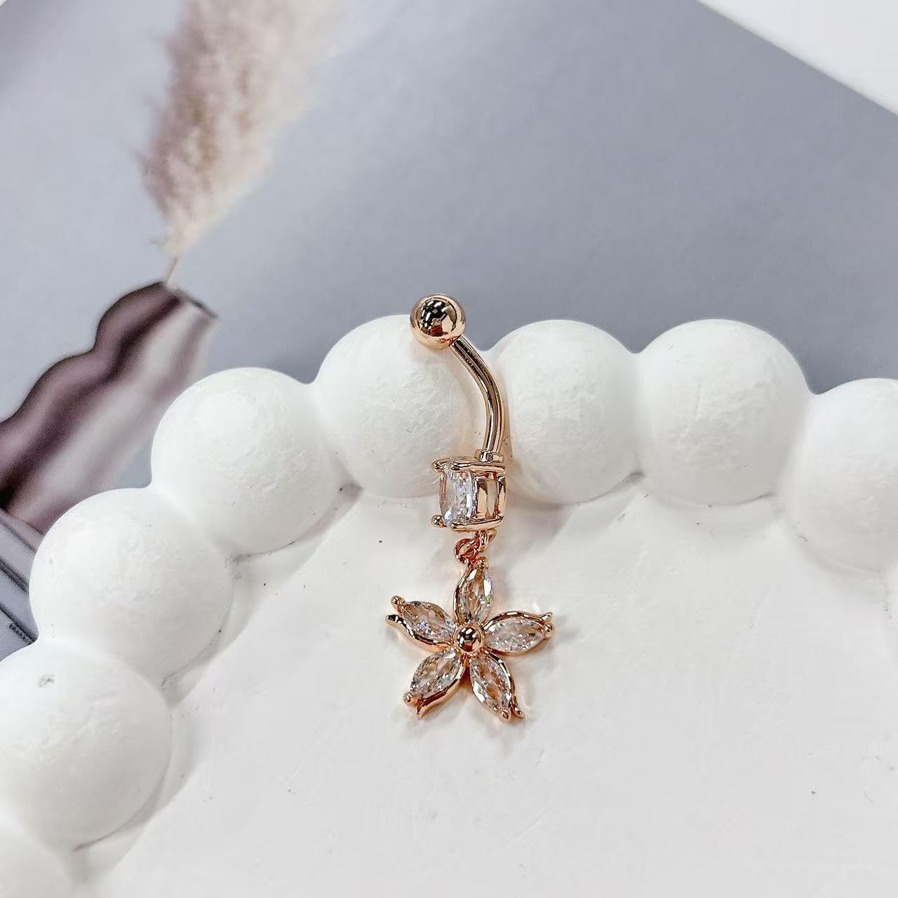 14G Crystal Flower Dangle Belly Button Ring for Women Stainless Steel Rhinestone Fashion Statement Lucky Floral Dangling Charm Curved Barbell Navel Rings Simple Sexy Summer Beach Body Piercing Jewelry