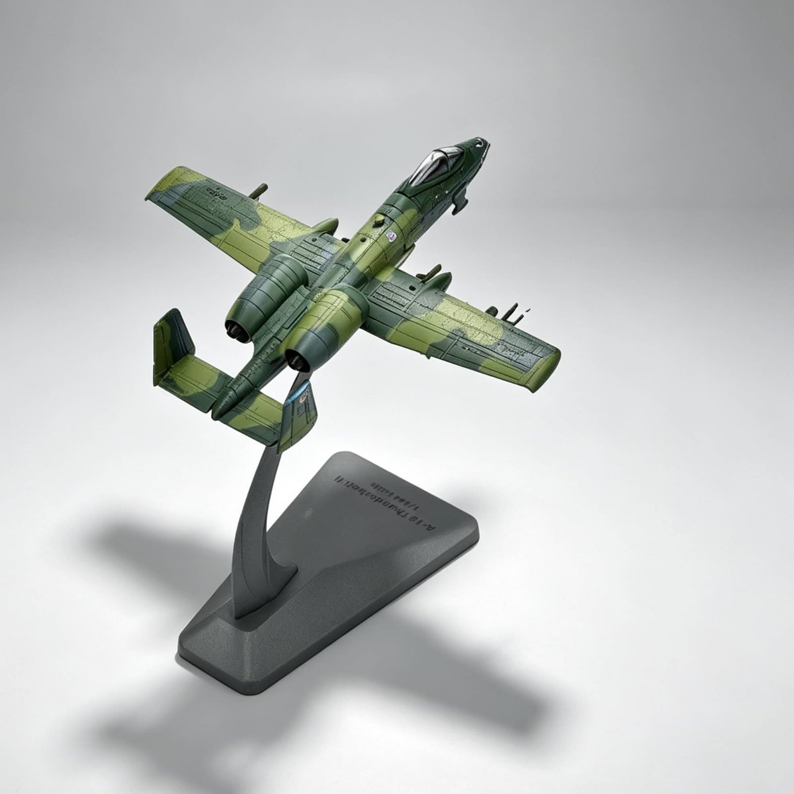 Modello Aereo a 10a in Metallo con Supporto in 1 100 Jet d'Attacco Modello da Collezione Dettagli di Superficie Adatto per Esposizione su Tavolo Libreria Postazione Lavoro