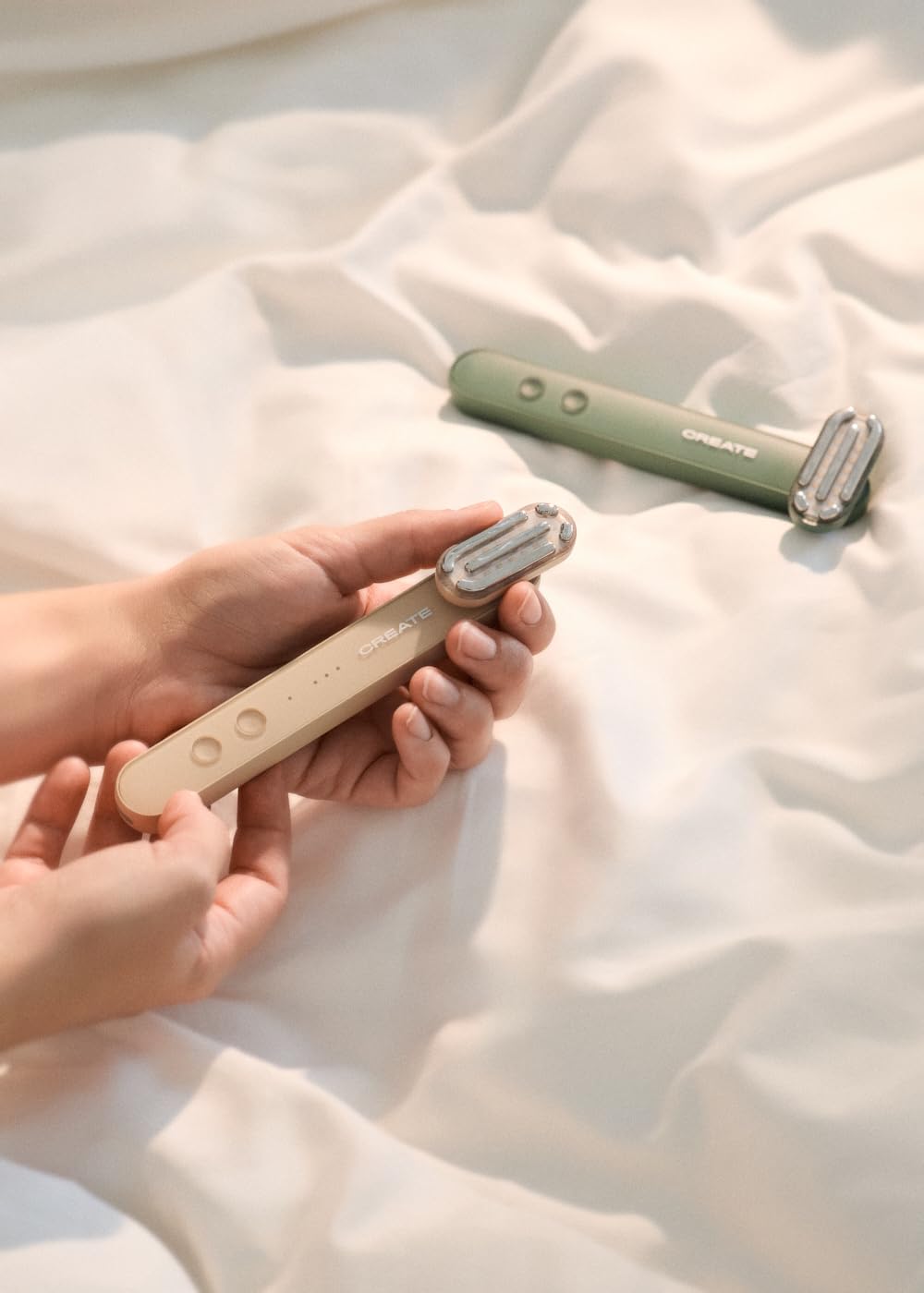 CREATE/SKIN CARE LED WAND 4 in 1/4-in-1-LED-Gesichtsbehandlungsstab Sand/EMS-Technologie und Wärmefunktion, 3 Gesichtsbehandlungen, 90°-Kopfdrehung, Edelstahlkopf, 1,5W
