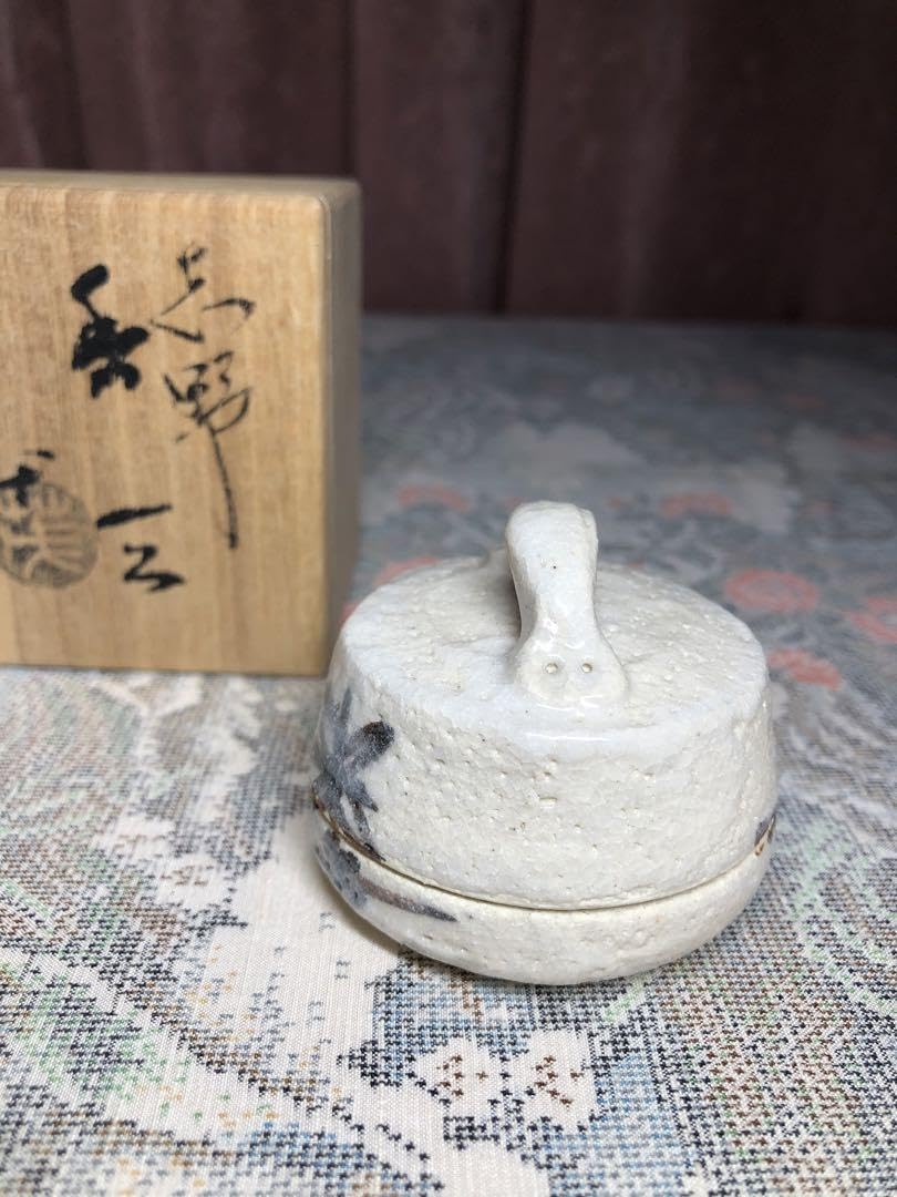 Amazon.co.jp: 織部焼 山口茂作 織部釉 鉄絵 香合 共箱 茶道具 茶器