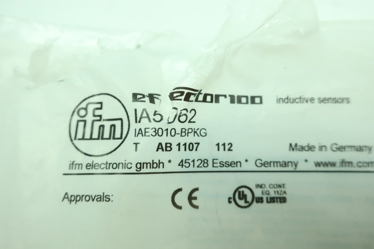 IA5062 IAE3010-BPKG INDUCTIVE Proximity Sensor 10-36V-DC D624345