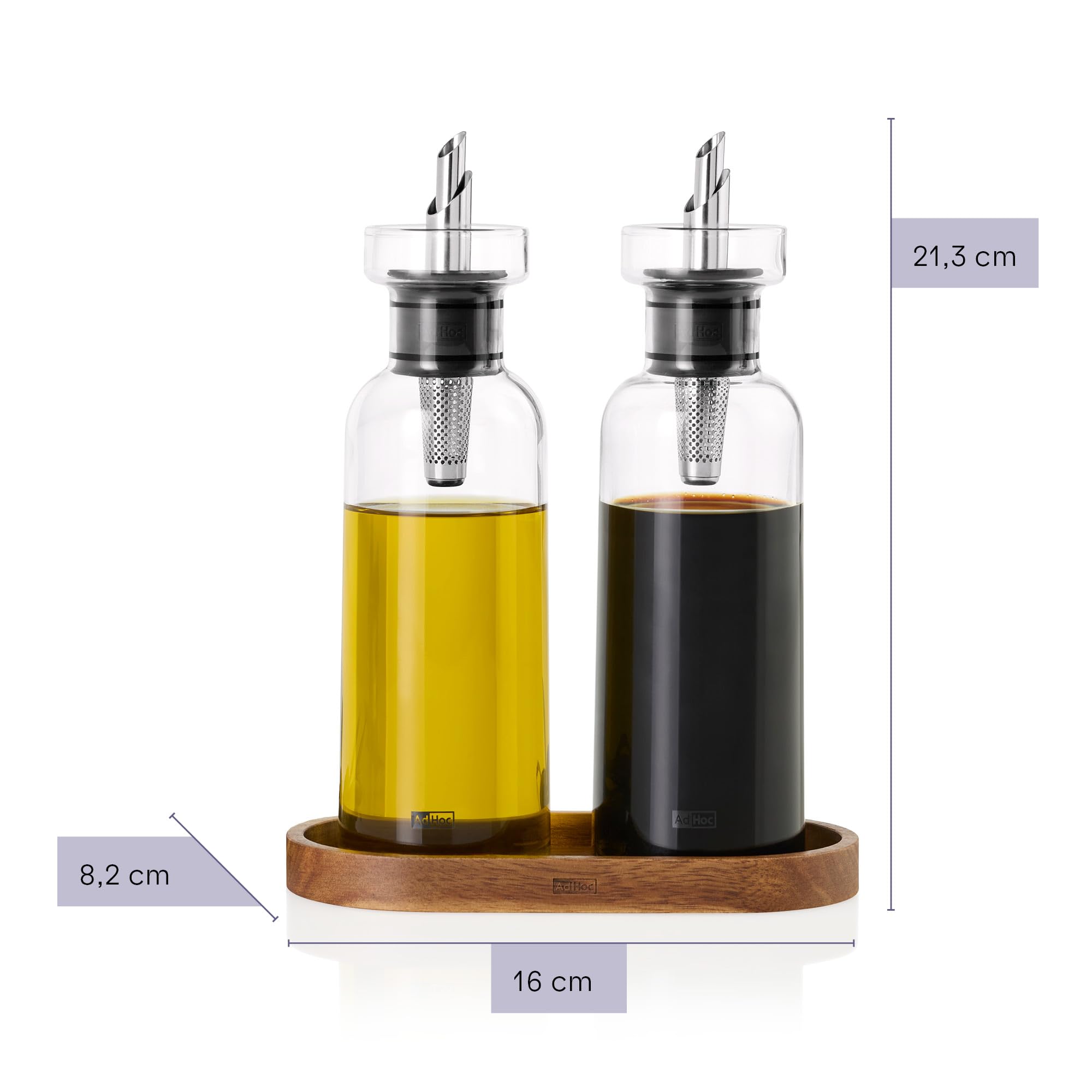 AdHoc AromaPour Ölflasche und Essigspender mit passendem Holz Untersetzer | Mit PreciseFlow Ausgießer aus Edelstahl für tropffreies Dosieren, Premium Geschenkset aus 2x 300ml Glasspender und Tablett