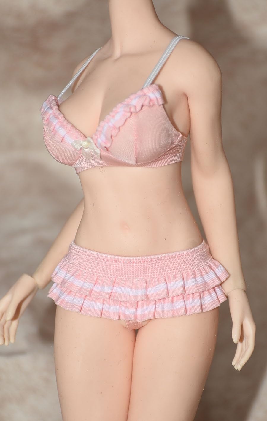 Lingerie fine rose échelle 1/6 pour poupée articulée de collection