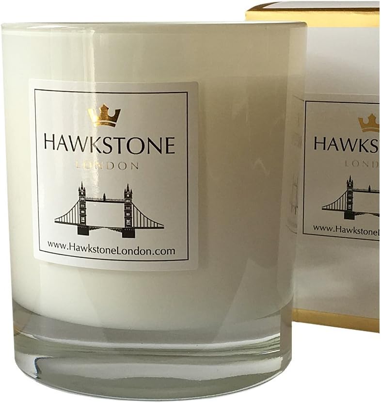 Scented Candle. Bougie Parfume. / Duftkerze. / Candela Profumata. / Vela Aromtica. White Tea & Wisteria. Le The Blanc et Glycines. / Weiﬂer Tee und Wisteria. / Il Te Bianco e Glicine. / El Te Blanco y Glicina.