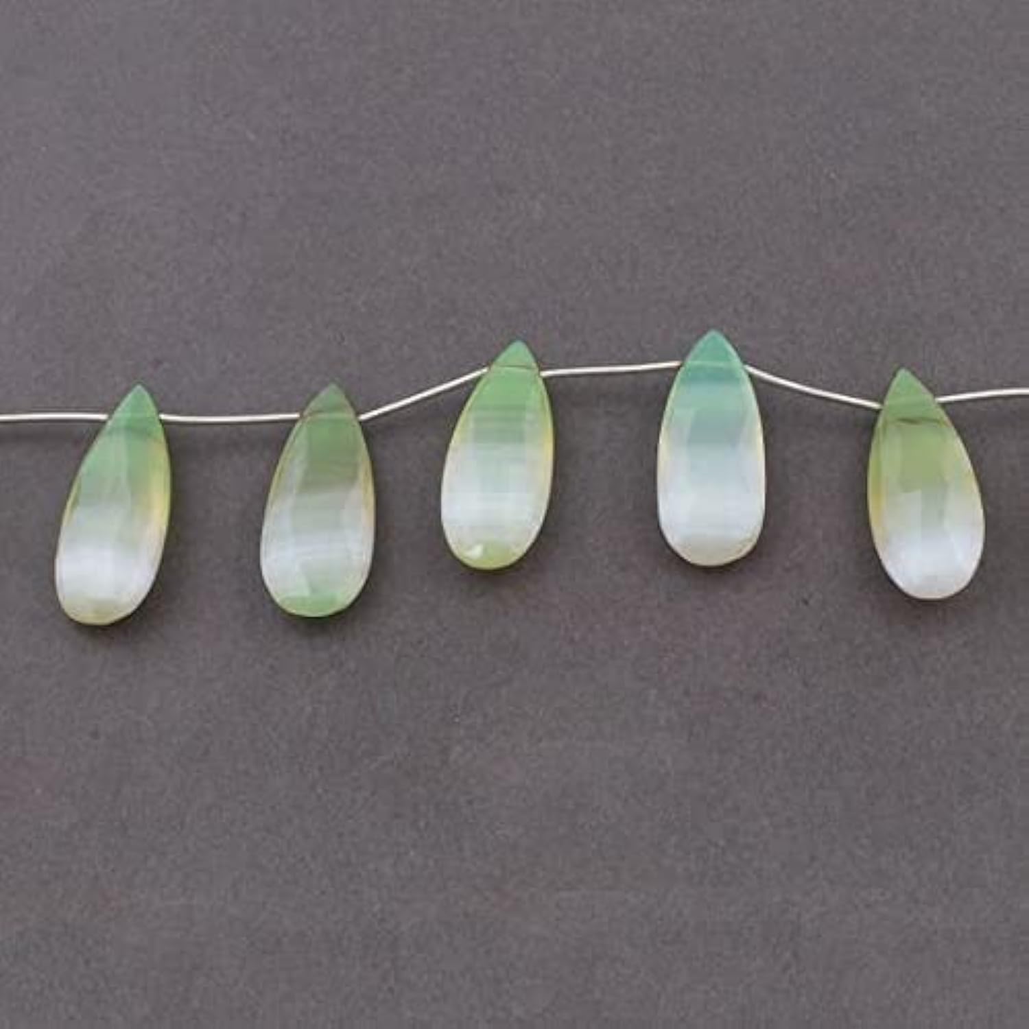 Chrysoprase chalcédoine naturelle en perles poires lisses de qualité gemme pour joaillerie Haute-Couture