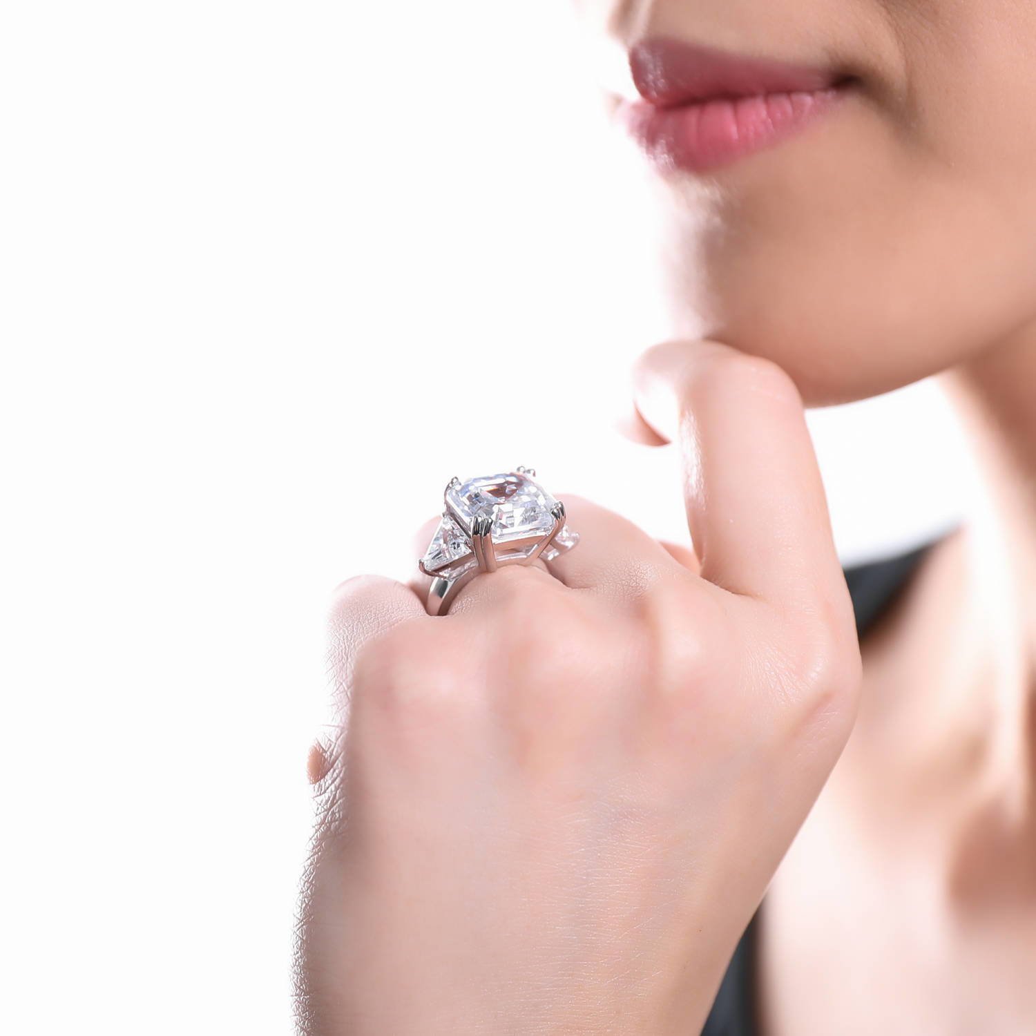 Anillo de compromiso de  en plata esterlina bañado en rodio con circonita cúbica corte Asscher, con 3 piedras., rodiado-plateado, 6, r308-6 6