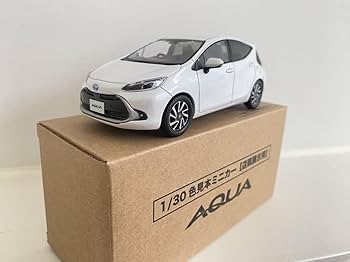 Amazon | 新型 アクア ミニカー 1/30 プラチナホワイトパールマイカ