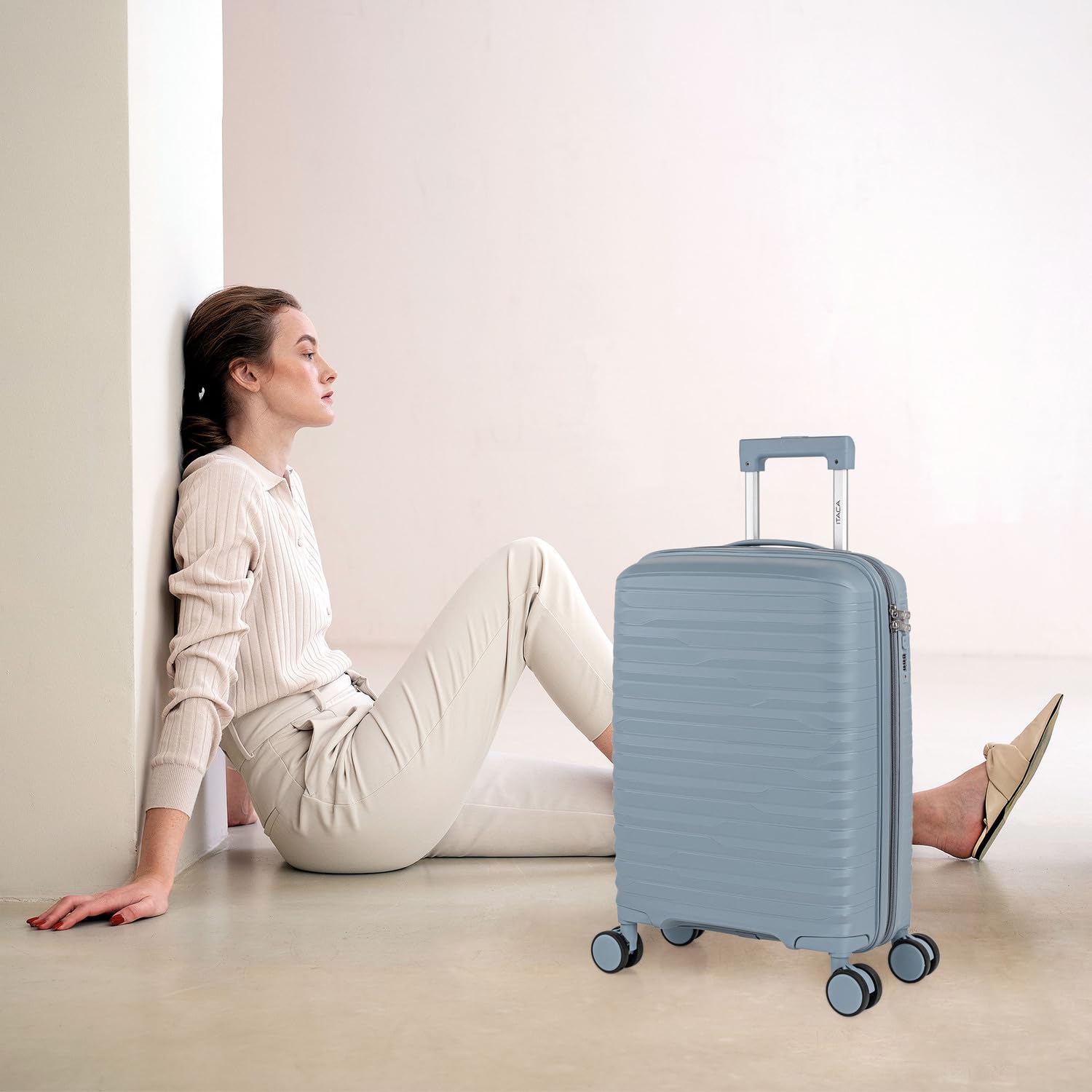 ITACA - Trolley Bagaglio A Mano 55x40x20 leggero rigido con ruote girevoli ideale per viaggi in cabina Valigia Bagaglio A Mano compatibile Ryanair. Lucchetto a Combinazione. Estensibile, Cowboy blu