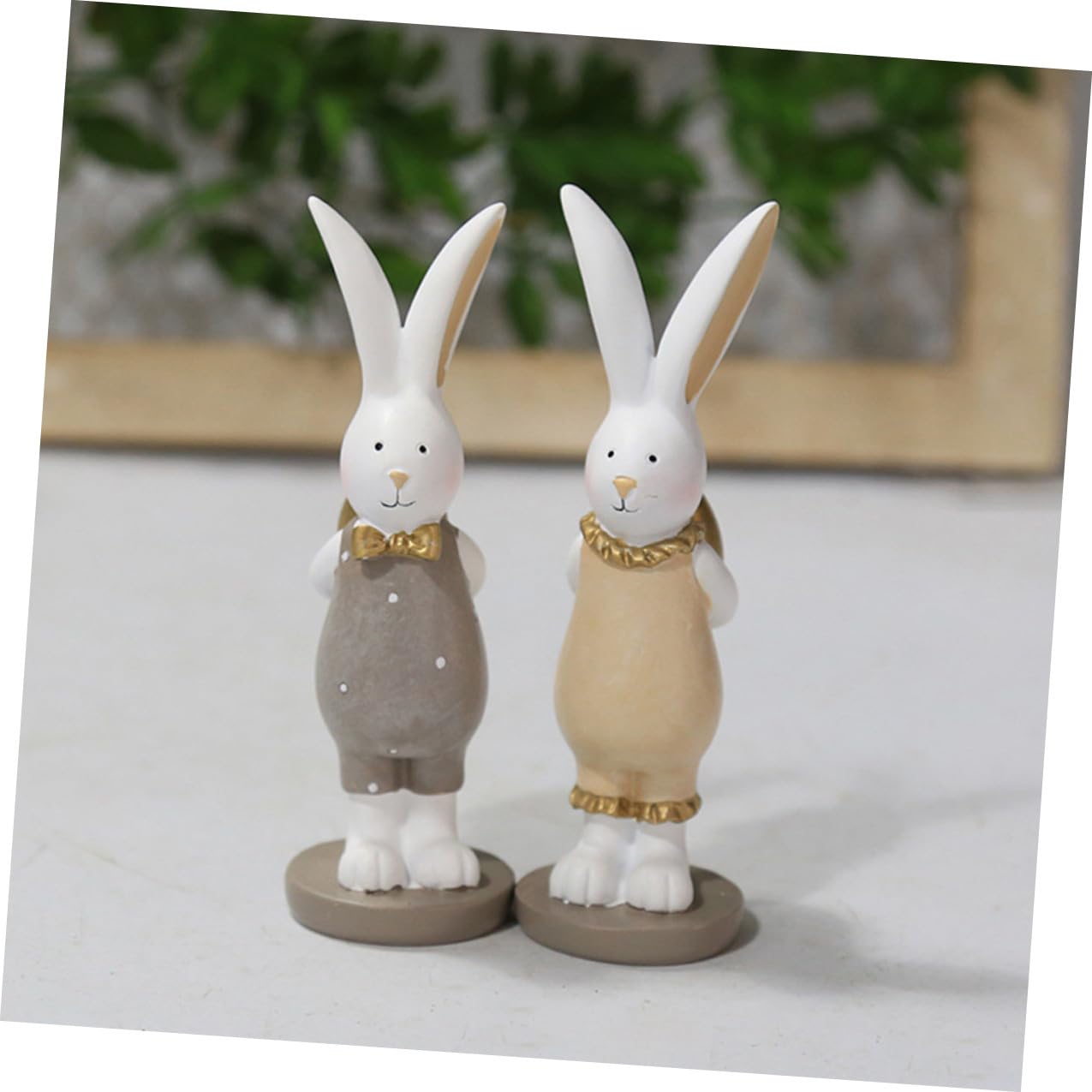 2 Pezzi Coniglietti Decorativi in Resina con Uovo Dorato, Decorazione Pasqua Realistica e Carina per Tavola di Pasqua e Atmosfera Festiva