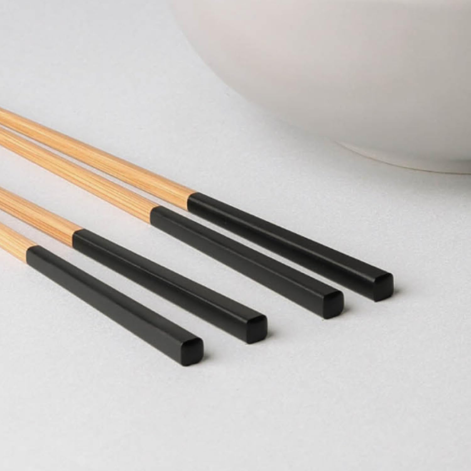 Fable Juego de ramen, incluye 2 cuencos para ramen y 2 pares de palillos, cuencos de cerámica de gres duraderos y aptos para lavavajillas y palillos de bambú, color gris paloma