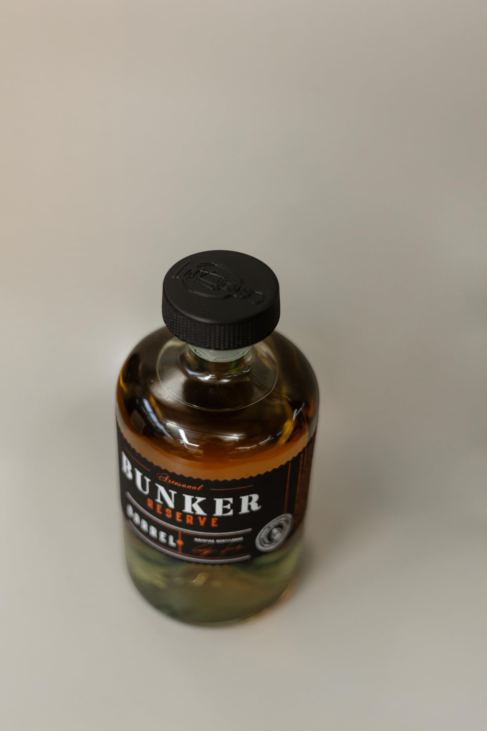 Bunker Distillery - Ginebra Premium Bunker Barrel - Botella 70 cl - Envejecida en Barrica de Roble - Elaboración Artesanal - Sin Gluten - Ingredientes 100% Naturales