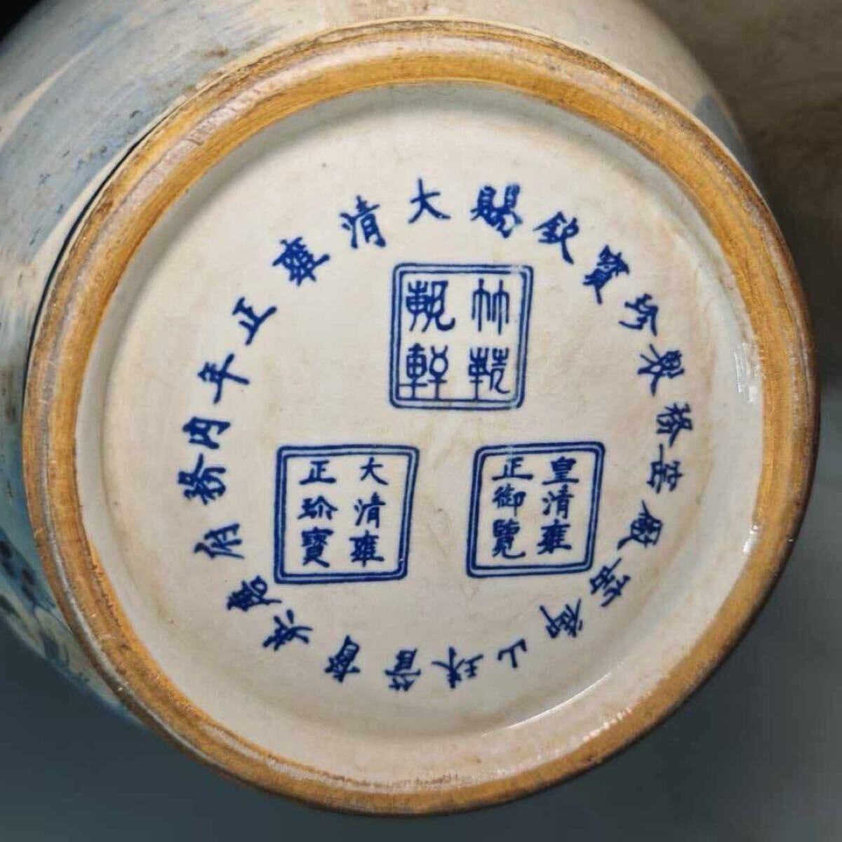 1749中国武神の図が描かれた双耳付きの人物花瓶 大清同治年製銘　時代物 1749中国武神の図が描かれた双耳付きの人物花瓶 大清同治年製銘