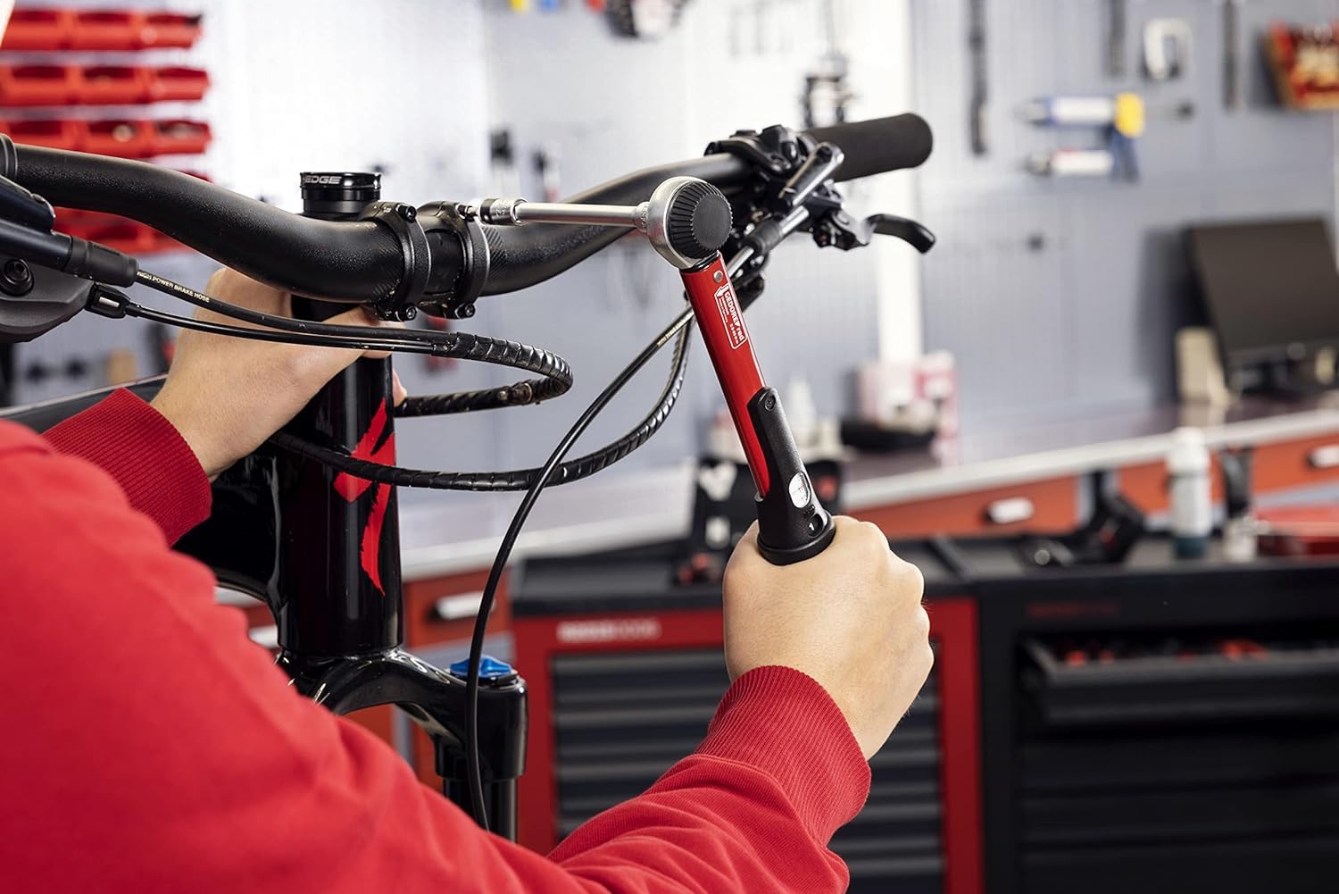 GEDORE rojo Fahrrad Werkzeugset Profi für die Werkstatt, 25-teilig, Rollgabelschlüssel, Bitschraubendreher 1/4', Universal-Reparaturset mit Tasche, R21702025, Schwarz/Rot
