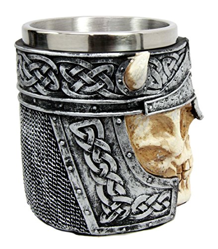 Jarra de cerveza esculpida con casco de guerrero y calaveras premium 4