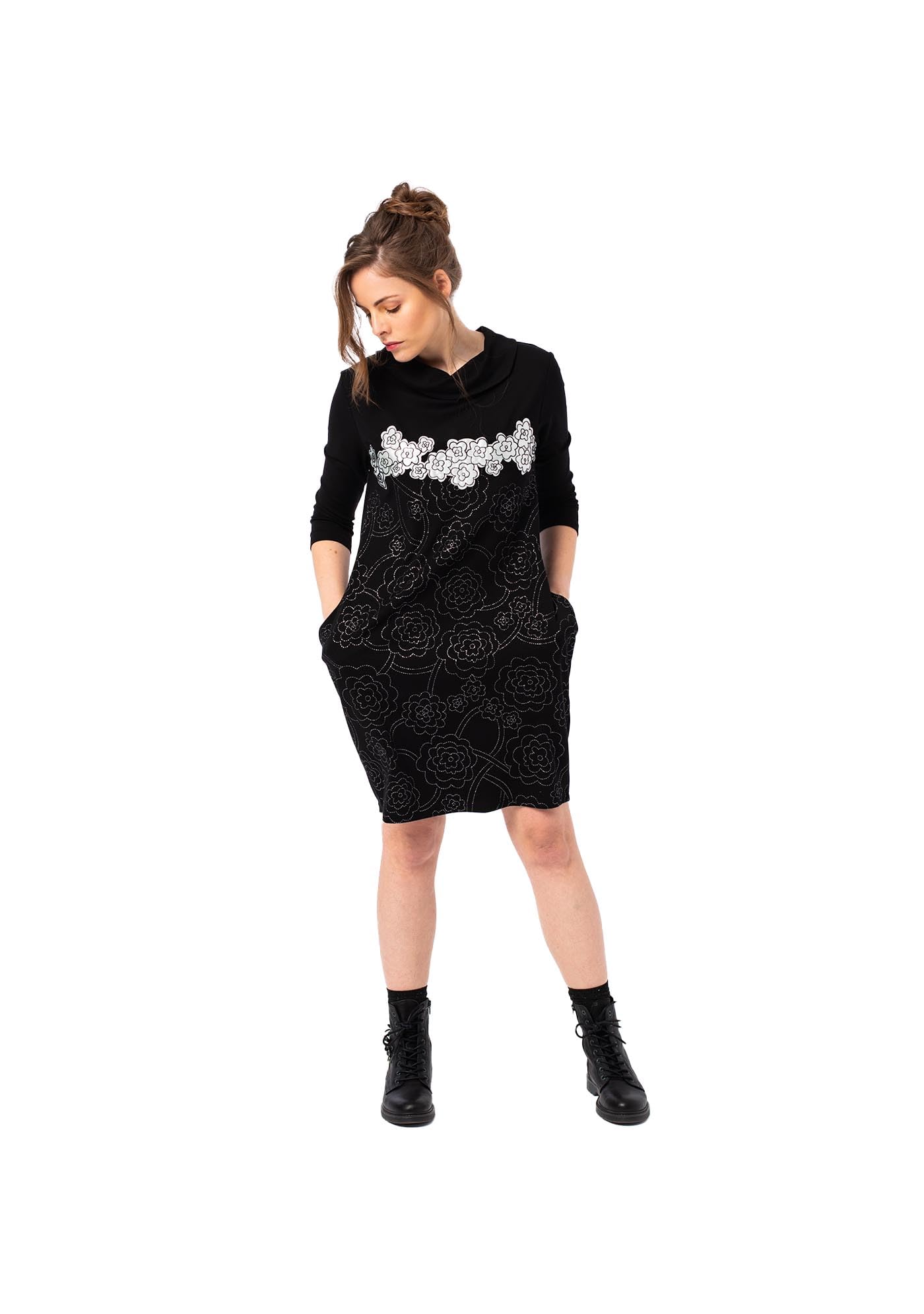 Mamatayoe Devorè. Vestido Corto de Cuello Alto para Mujer, Estampado Color Negro y Blanco con Detalles Bordados. Vestido Casual de Punto Roma con Bolsillos y Manga Larga para Otoño Invierno.