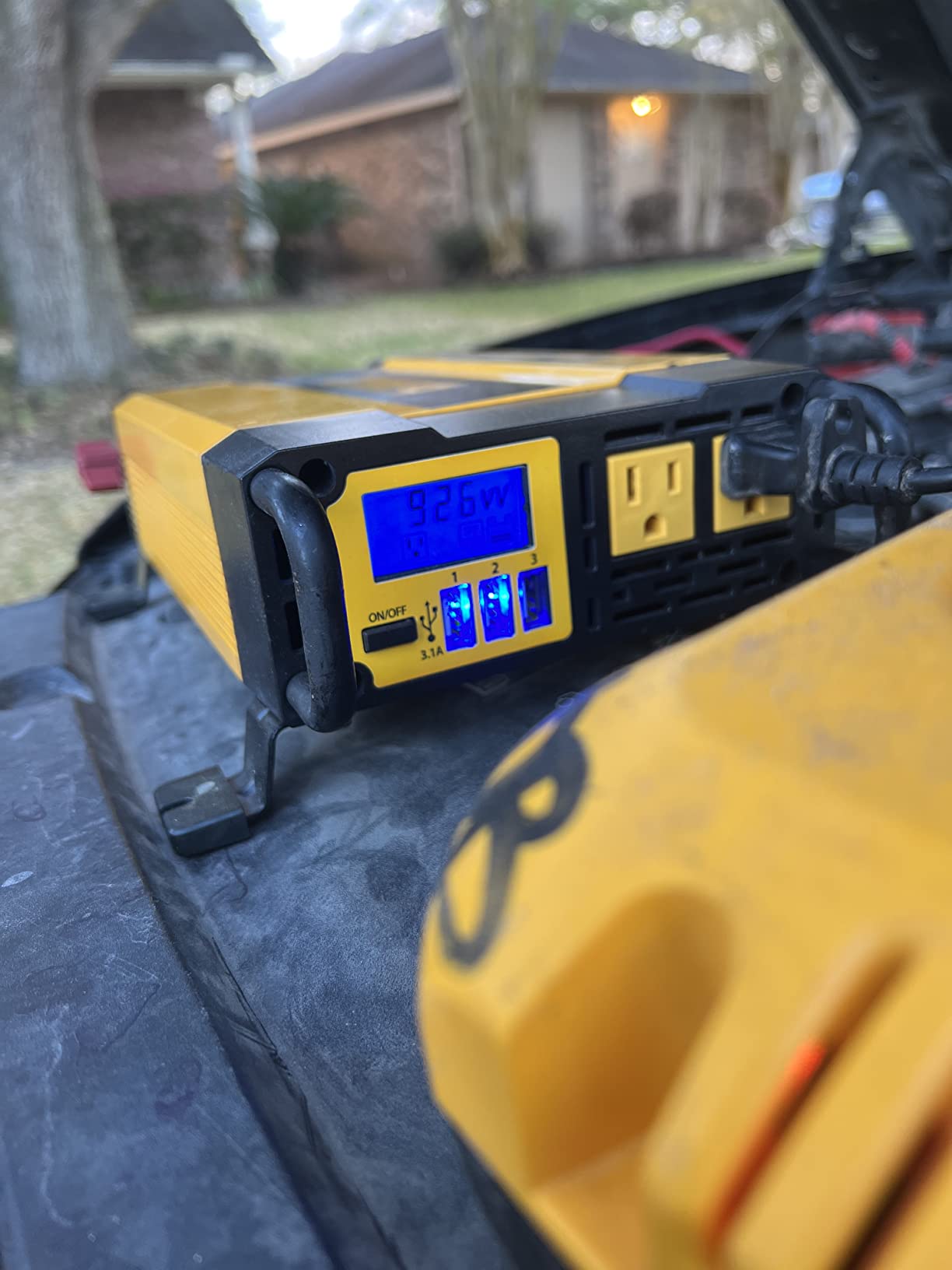 24/mo Finance DEWALT DXAEPI1000 Power Inverter 1000W Car Converter