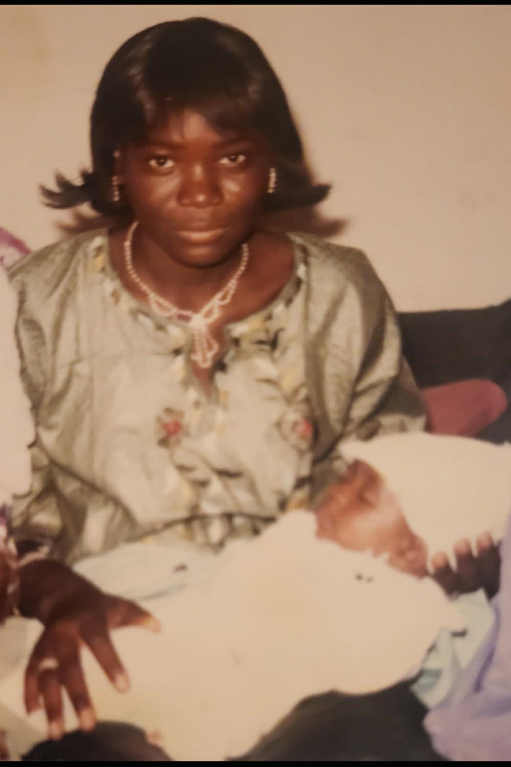 Entre Tradition et Espoir: Le combat d’une jeune maman à 14 ans dans l’Afrique subsaharienne
