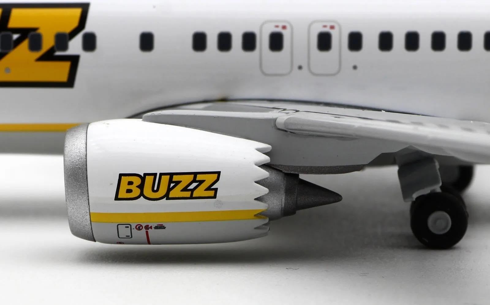 XJBTBA Aluminiowy samolot kolekcjonerski prezent 1 200 dla Buzz Airlines Boeing B737-8Max odlewany model samolotu SP-RZB ze stojakiem zestaw planetoy