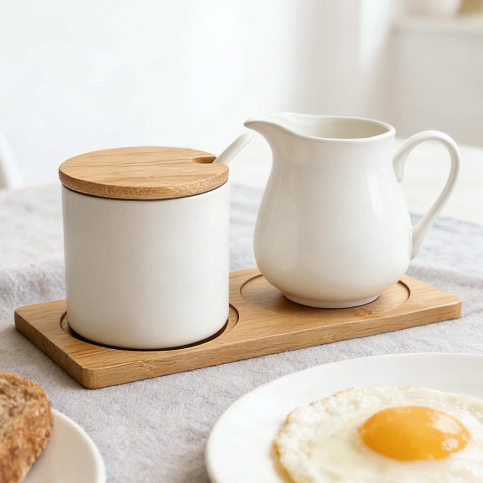 GOMETY Juego de leche y azúcar con tapa y cuchara, jarra de leche de cerámica y azucarero con bandeja de madera, apta para lavavajillas y microondas, para café y capuchino (blanco)