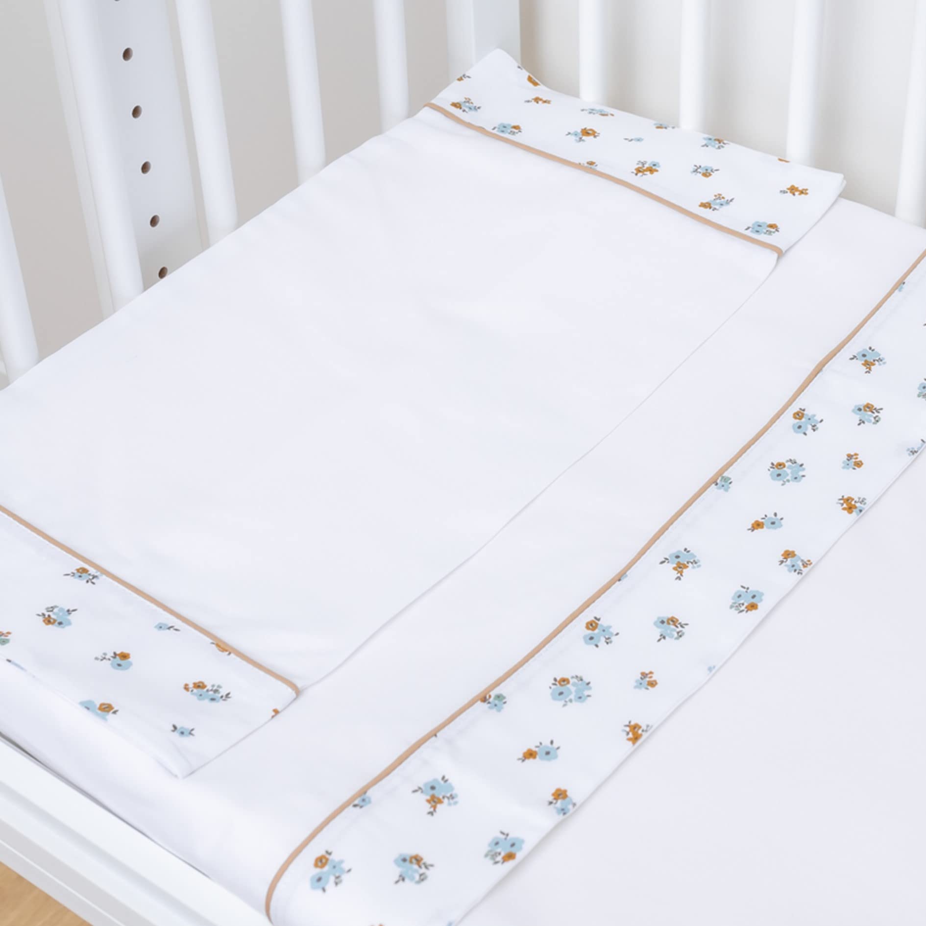 Nenel Completo da lenzuoli Personalizzati Ricamati con il nome dei bebè - Completo 3 Pezzi (Lenzuolo sotto + Lenzuolo + Federa per Cuscino) - Fiori Blu - Culla grande 70x140 cm