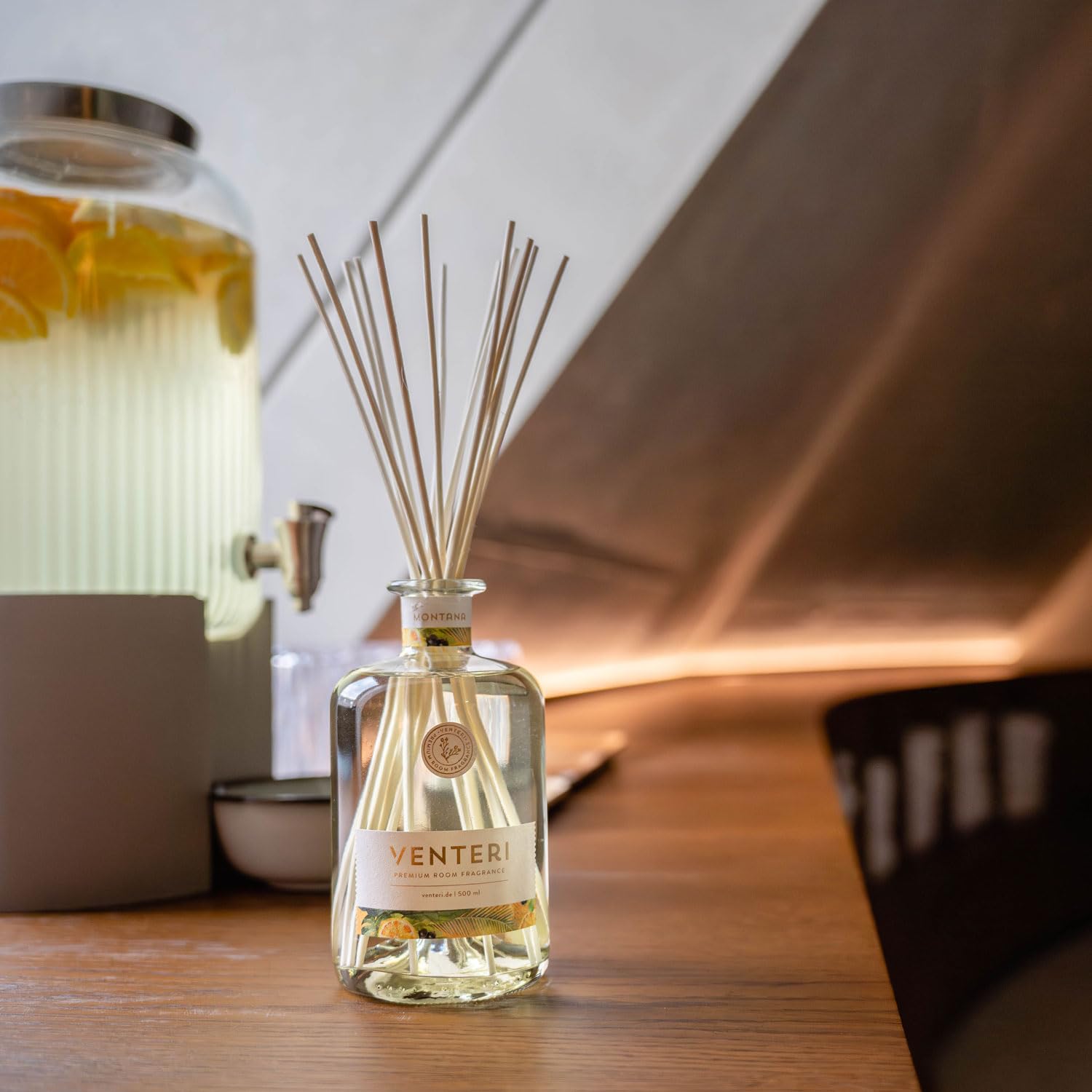 Venteri Montana Diffuseur de parfum d'ambiance 500 ml, avec 8 bâtonnets parfumés et élégant désodorisant, parfum d'ambiance et parfum de bain, agrumes naturels et notes de bois pour le désodorisant à
