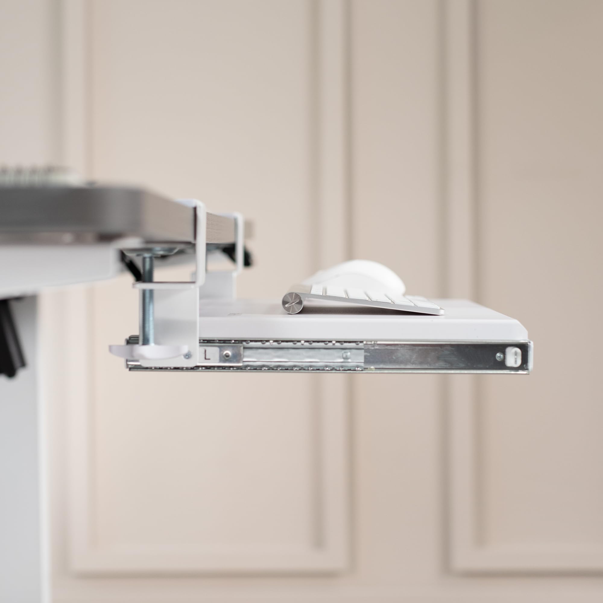 VIVO MOUNT-KB05ES-W Petit plateau pour clavier, avec système de fixation en C extra robuste, 20 (26 pinces incluses) x 28 cm, blanc