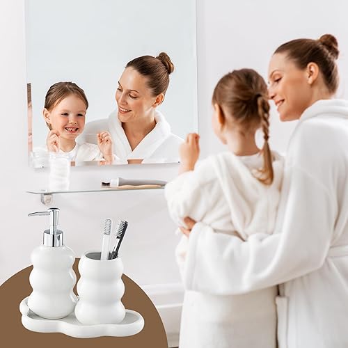 Miniatura 9 de Juego de accesorios de baño de cerámica blanca de 4 piezas con bandeja, dispensador de loción y vaso para una experiencia de baño lujosa