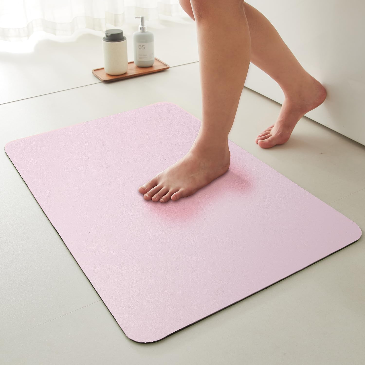 TYUU Pink Bath Mat, Bathroom Rugs Non Slip Washable Thin Absorbent Quick Dry Bath Mat Fits Under Door Bathroom Floor Mat Perfect for Bath, Shower, or