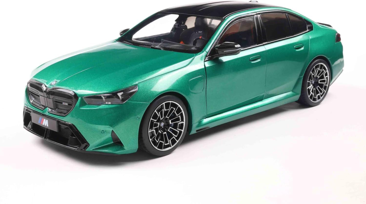 Solido BMW M5 (G90) 2025 Dynamic Design Sports Sedan with Contrast Roof, Metallic Paint, Diecast Model, M Green, 1:18