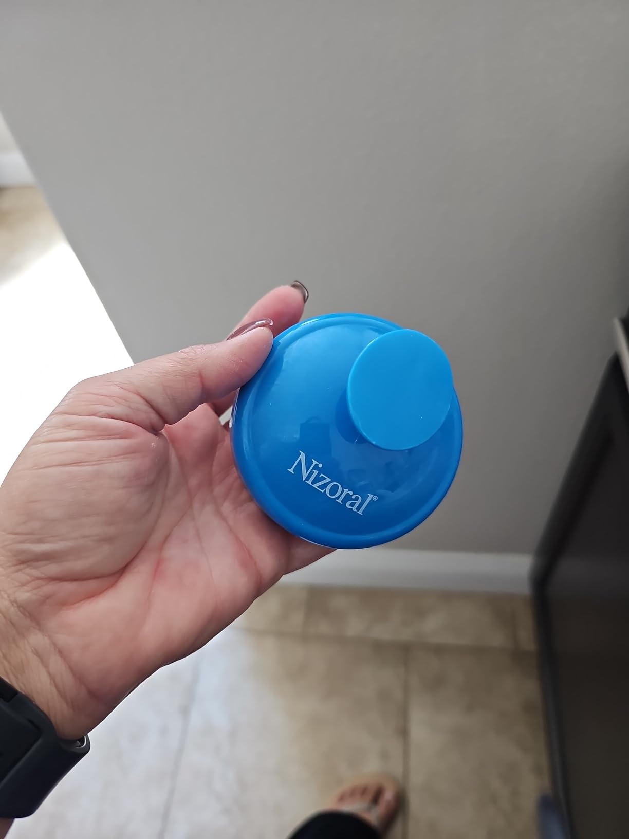 Nizoral Hair Shampoo Brush with Soft Silicone Scalp Massager Brush Head, for All Hair Types, Deep Cleanses Scalp and Removes Dead Flaky Skin and Residue