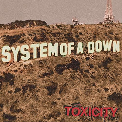Capa do álbum Toxicity do System Of A Down com a placa de Hollywood ao fundo.