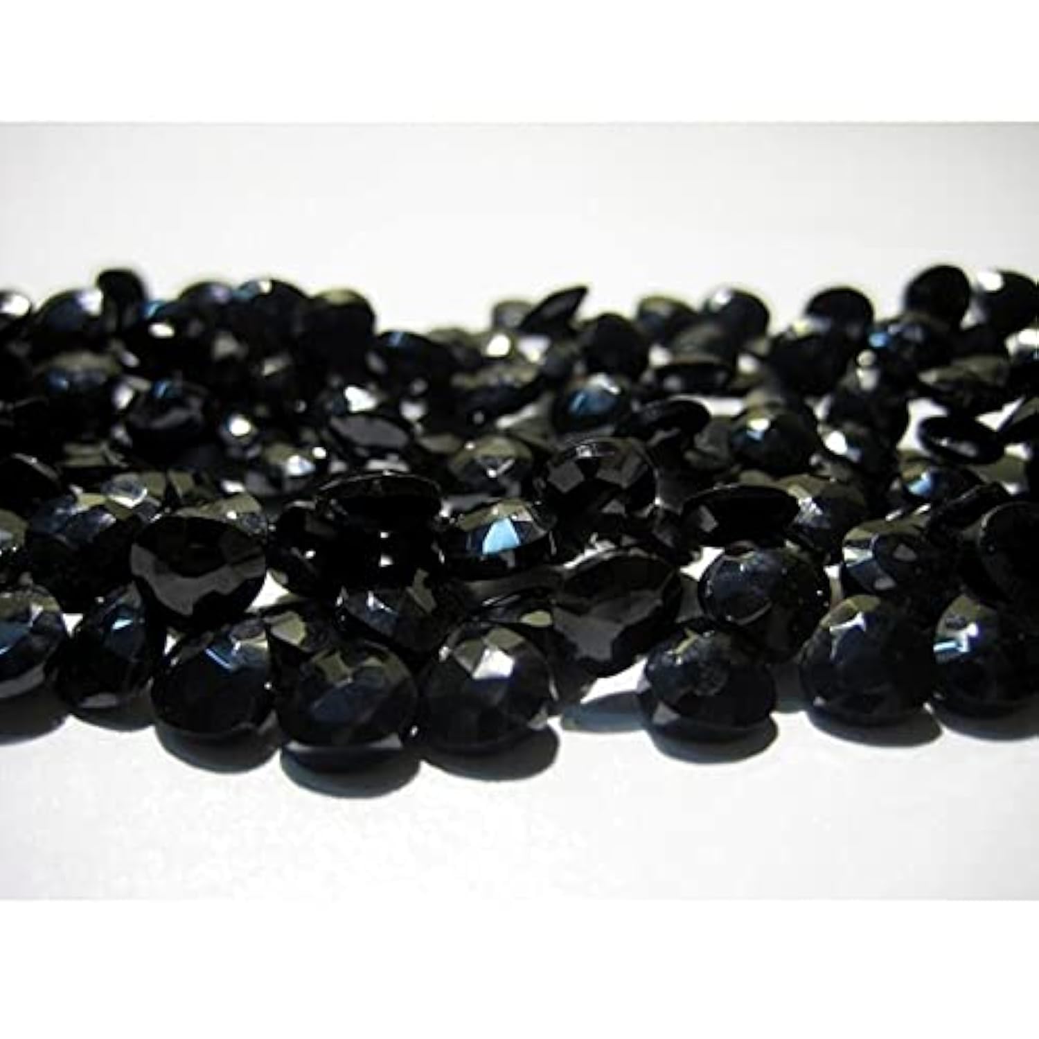 Perles spinelle noire en cœur 6.5mm pour créer vos propres colliers et parures de soirée